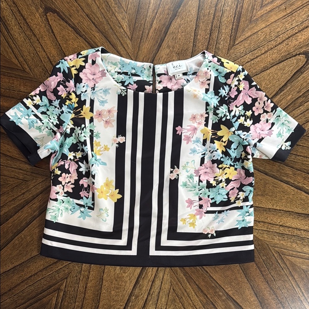 ECI New York Black and White Cropped Top with Geometric Floral Pattern